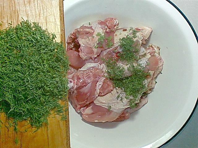 Шаг 4 приготовления Капуста запечённая на противне с кусочками куриного филе