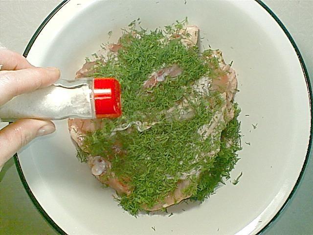 Шаг 5 приготовления Капуста запечённая на противне с кусочками куриного филе