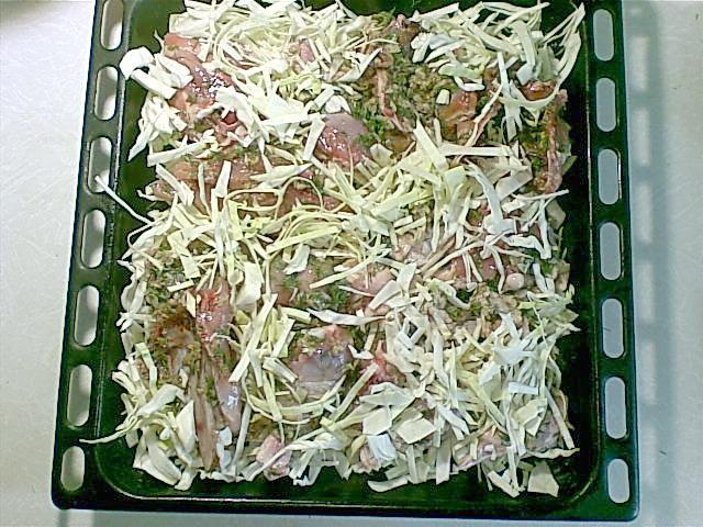 Шаг 6 приготовления Капуста запечённая на противне с кусочками куриного филе