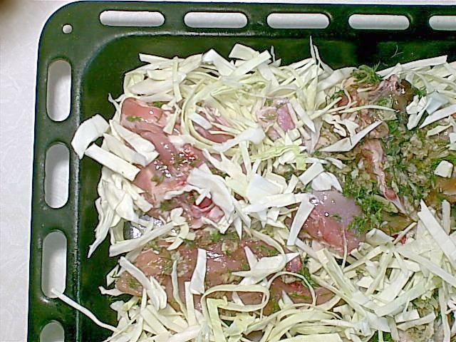 Шаг 7 приготовления Капуста запечённая на противне с кусочками куриного филе