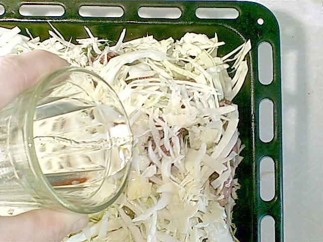 Шаг 8 приготовления Капуста запечённая на противне с кусочками куриного филе