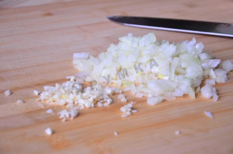 Шаг 2 приготовления Куриные бедра с томатным соусом и сыром в духовке