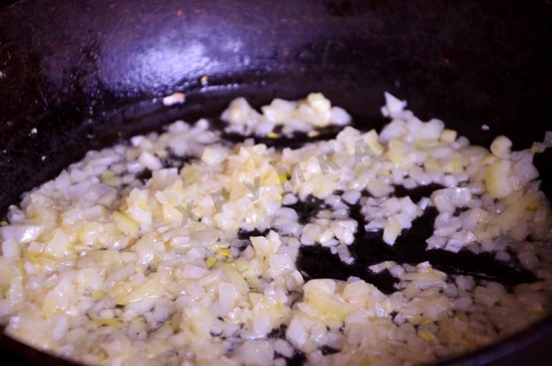 Шаг 3 приготовления Куриные бедра с томатным соусом и сыром в духовке