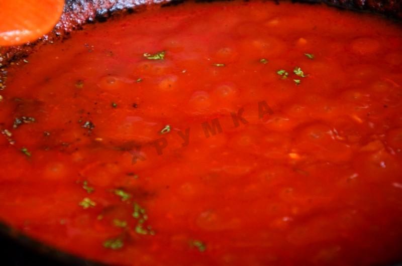 Шаг 4 приготовления Куриные бедра с томатным соусом и сыром в духовке