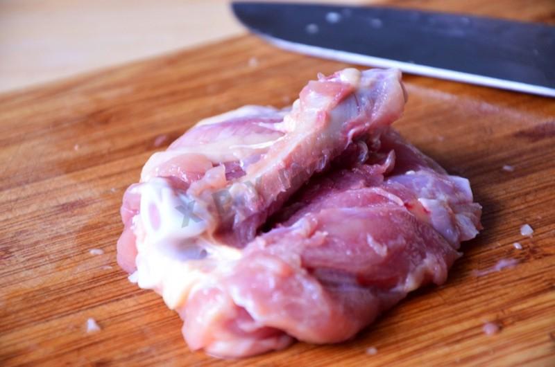 Шаг 5 приготовления Куриные бедра с томатным соусом и сыром в духовке