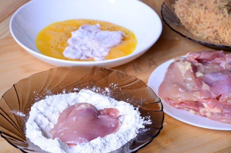 Шаг 6 приготовления Куриные бедра с томатным соусом и сыром в духовке