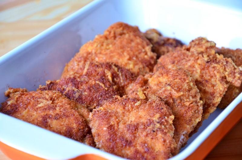 Шаг 7 приготовления Куриные бедра с томатным соусом и сыром в духовке