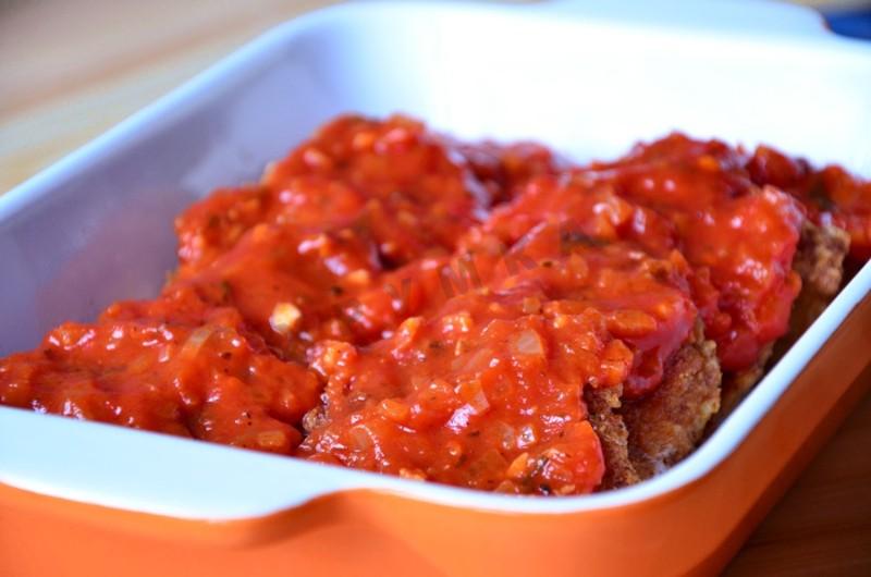 Шаг 8 приготовления Куриные бедра с томатным соусом и сыром в духовке