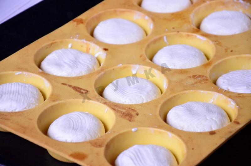 Шаг 5 приготовления Сырники с кокосовой стружкой и сгущенным молоком