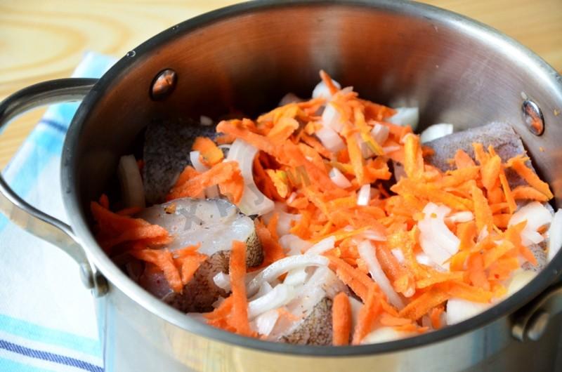 Шаг 6 приготовления Рыба хек тушеная в томатной пасте на сковородке