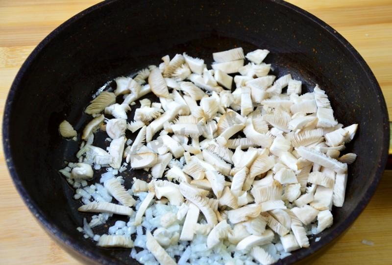Шаг 3 приготовления Фриттата со стручковой фасолью помидорами черри и грибами