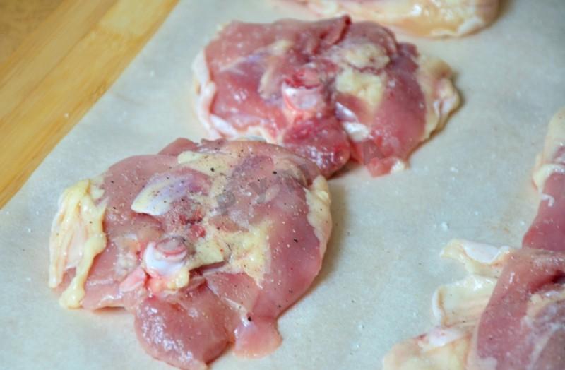 Шаг 3 приготовления Куриные бедра с хрустящей корочкой в духовке