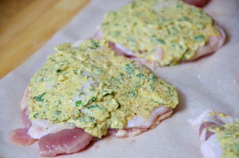 Шаг 4 приготовления Куриные бедра с хрустящей корочкой в духовке