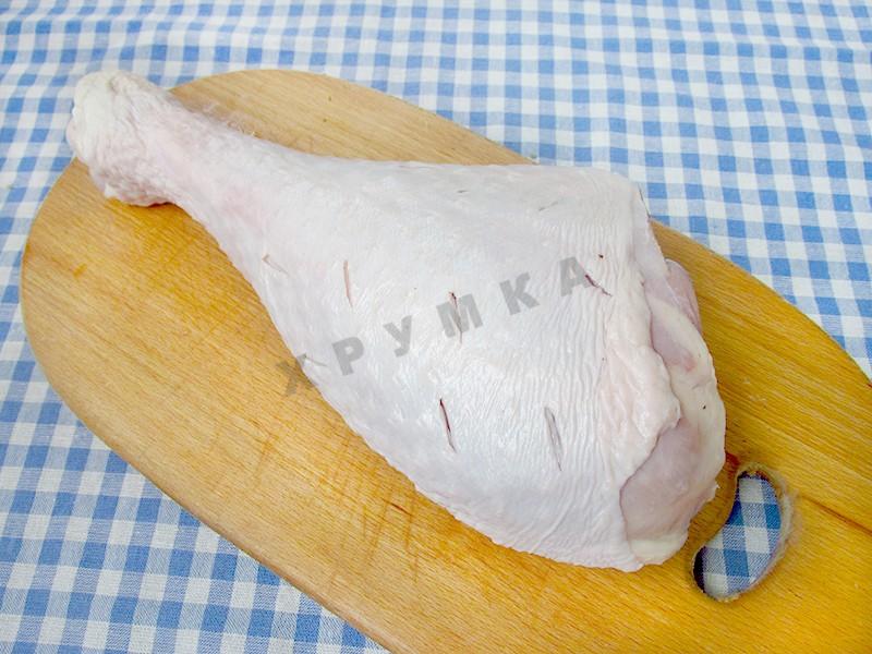Шаг 2 приготовления Голень индейки с чесноком в рукаве