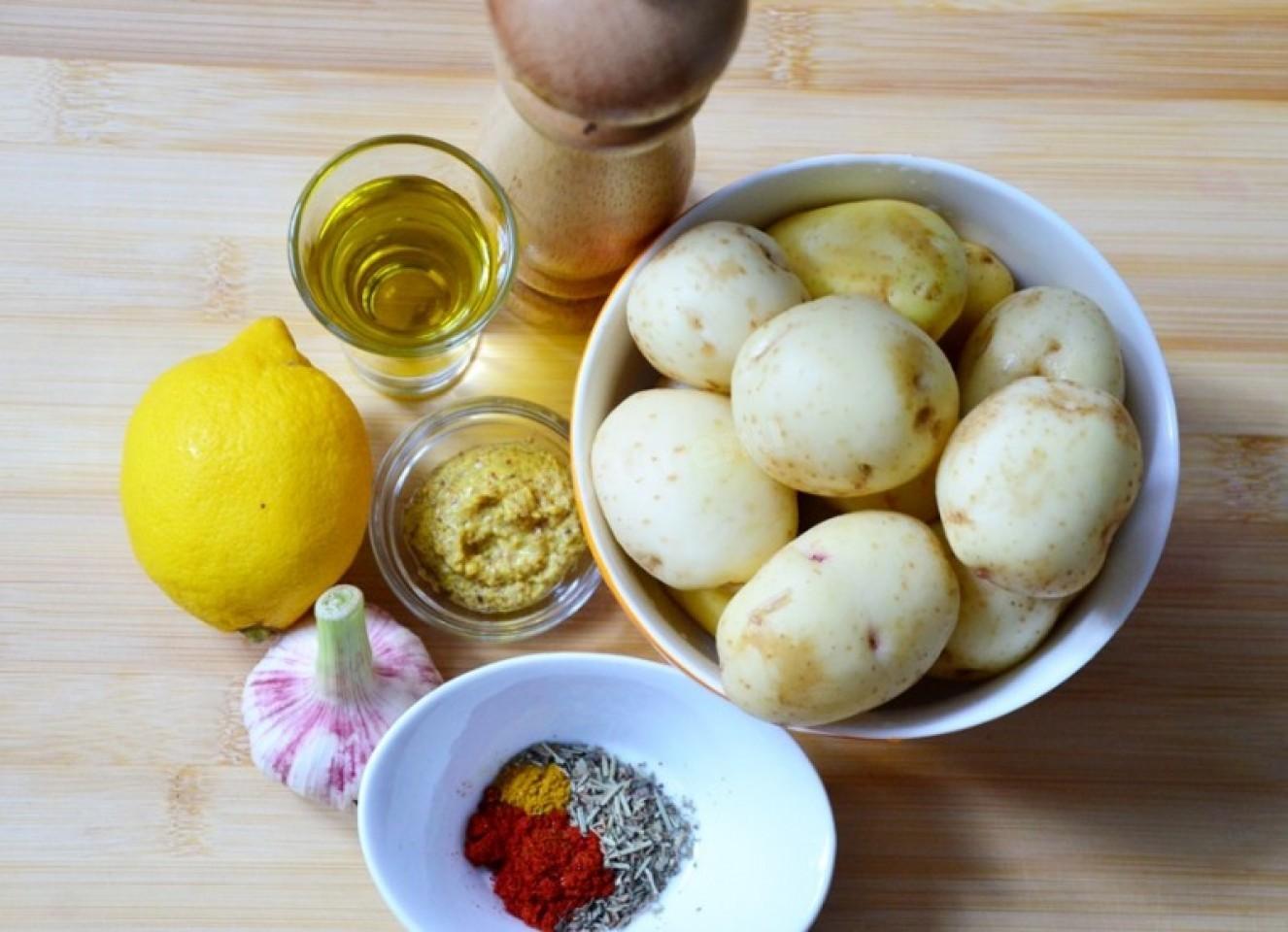 Шаг 1 приготовления Молодой картофель запеченный с травами и чесноком в духовке