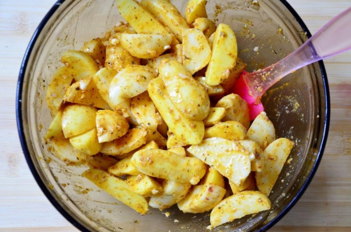 Шаг 3 приготовления Молодой картофель запеченный с травами и чесноком в духовке