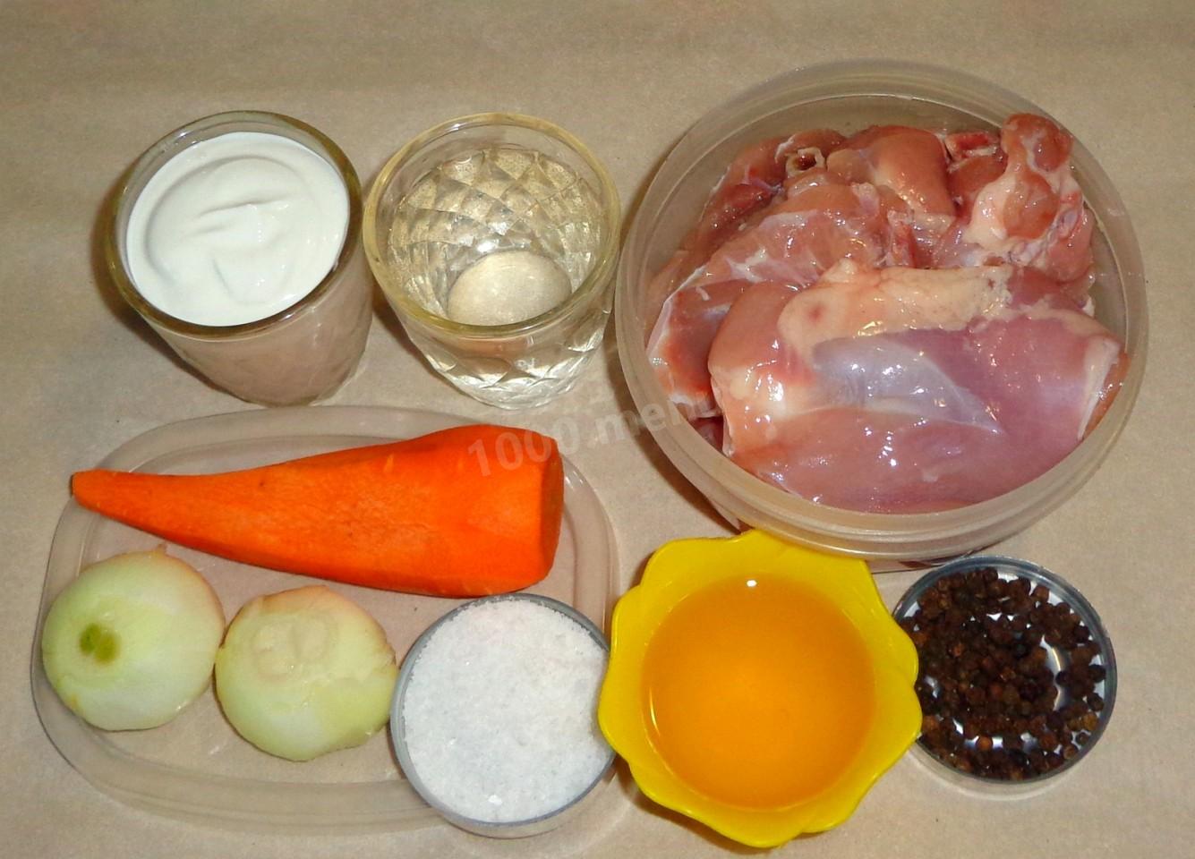 Шаг 1 приготовления Курица тушеная в кастрюле со сметаной и морковью