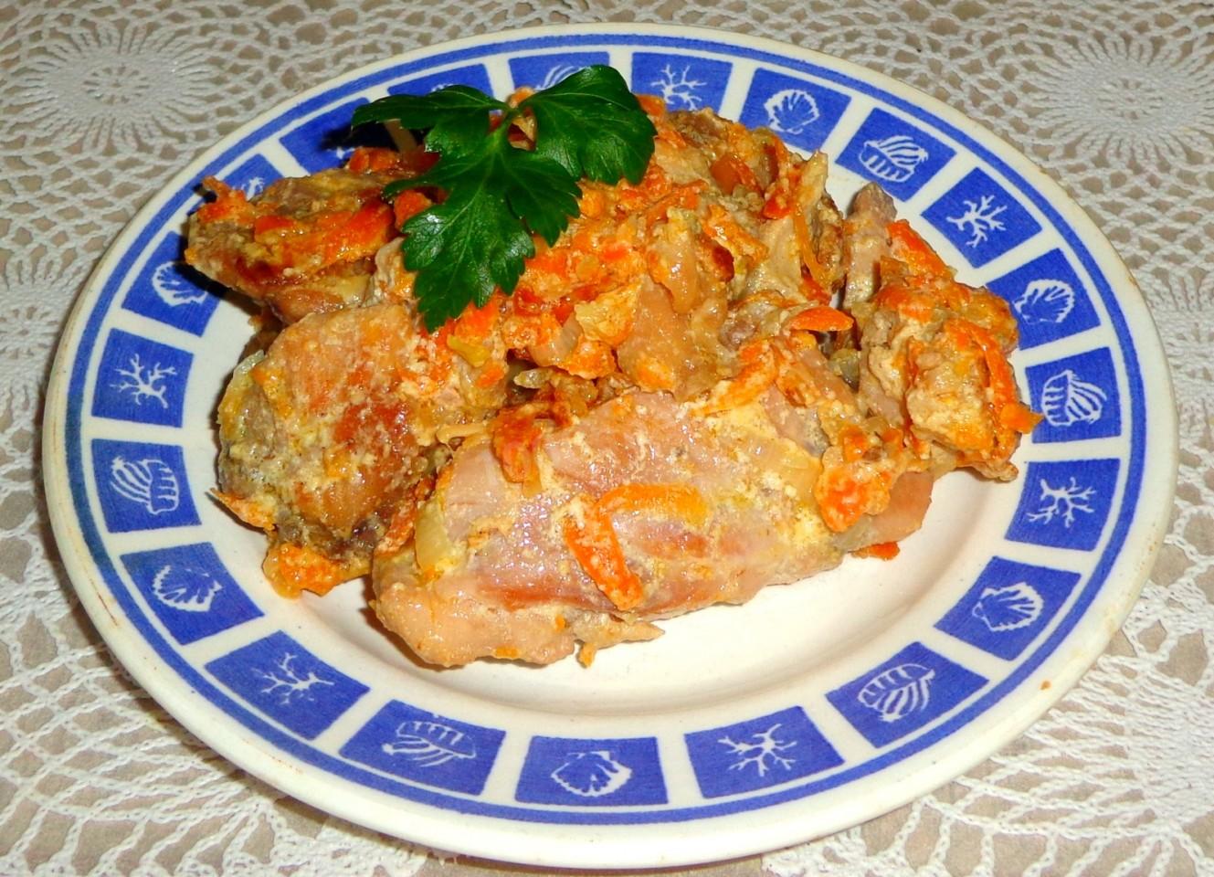 Шаг 10 приготовления Курица тушеная в кастрюле со сметаной и морковью