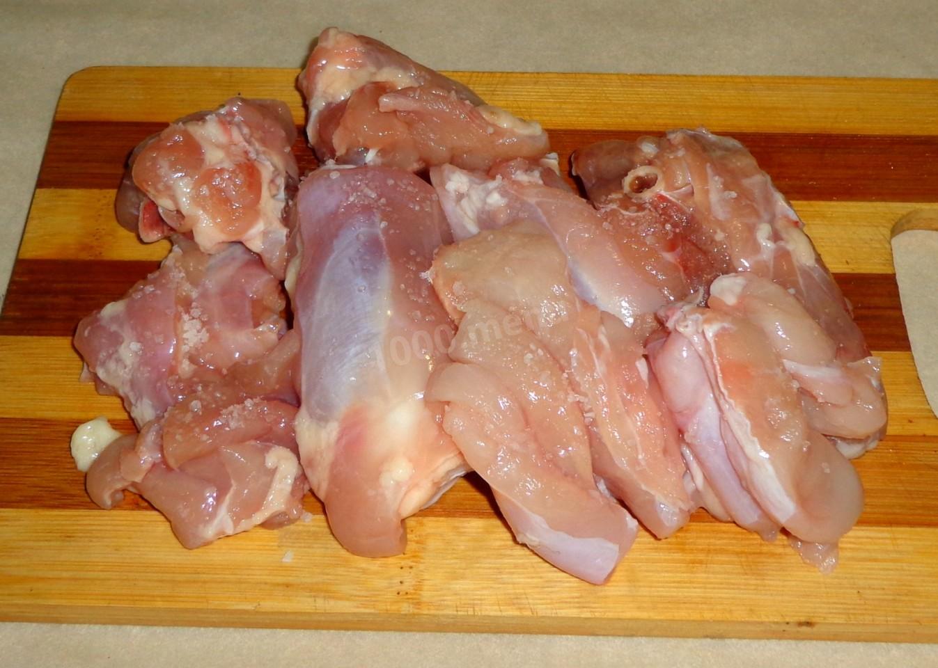 Шаг 2 приготовления Курица тушеная в кастрюле со сметаной и морковью