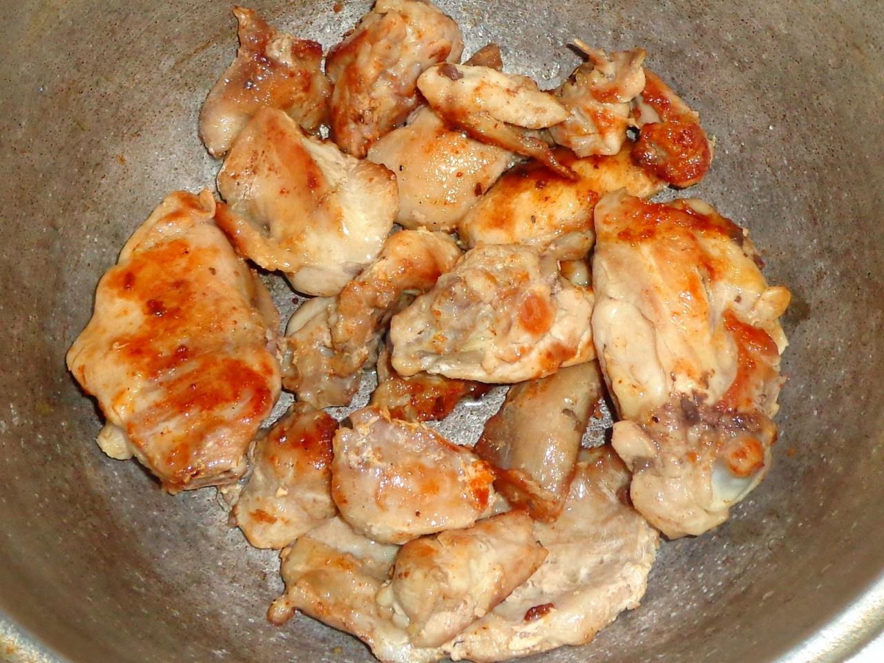 Шаг 3 приготовления Курица тушеная в кастрюле со сметаной и морковью