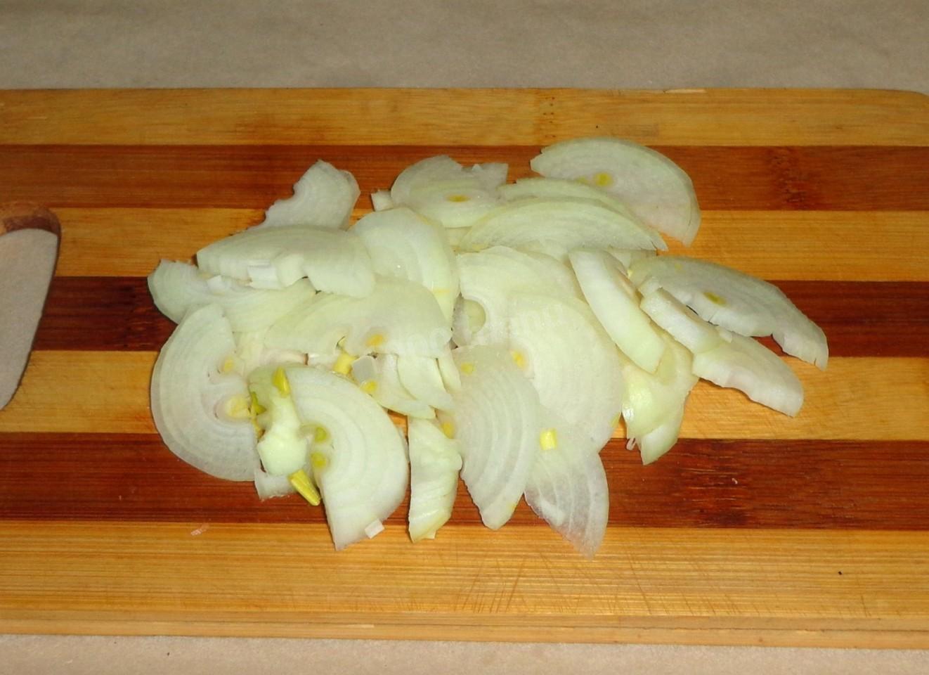 Шаг 5 приготовления Курица тушеная в кастрюле со сметаной и морковью
