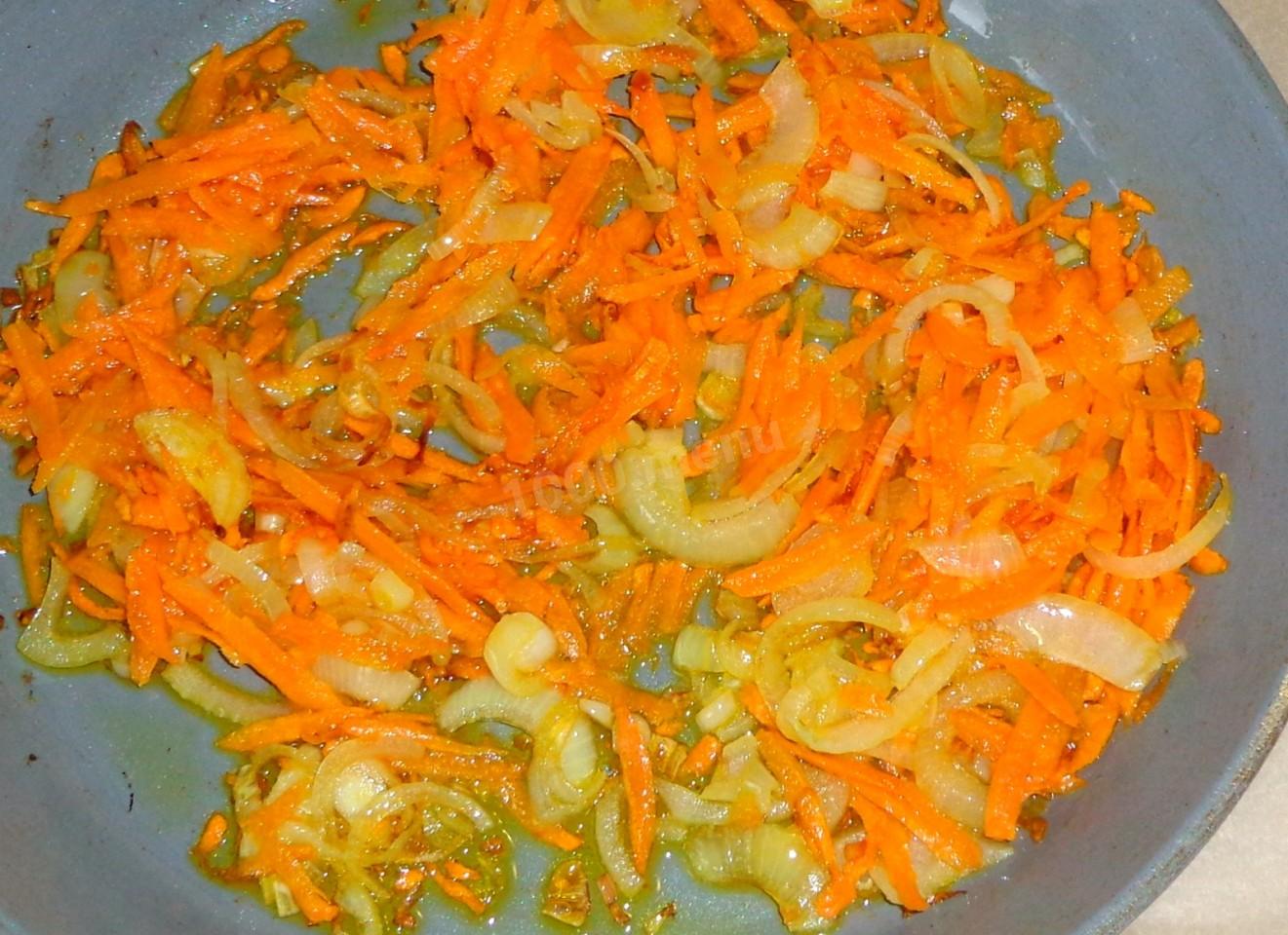 Шаг 6 приготовления Курица тушеная в кастрюле со сметаной и морковью