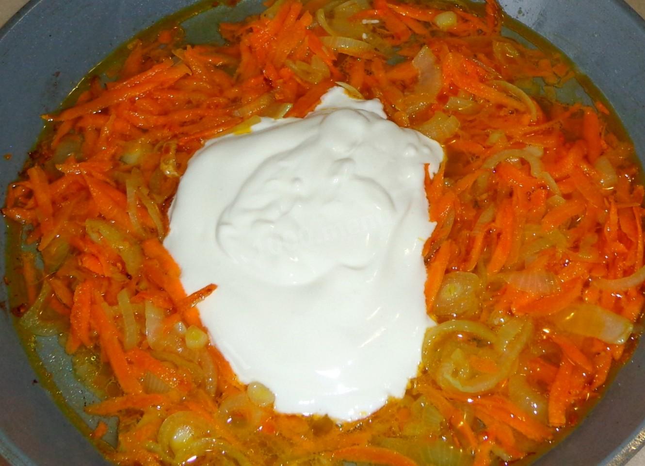 Шаг 7 приготовления Курица тушеная в кастрюле со сметаной и морковью