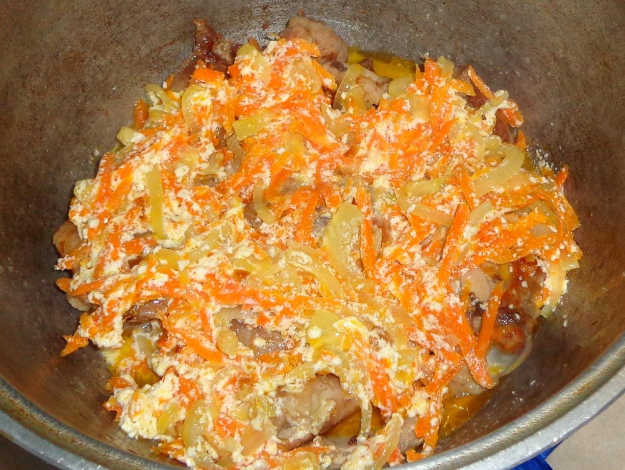 Шаг 8 приготовления Курица тушеная в кастрюле со сметаной и морковью