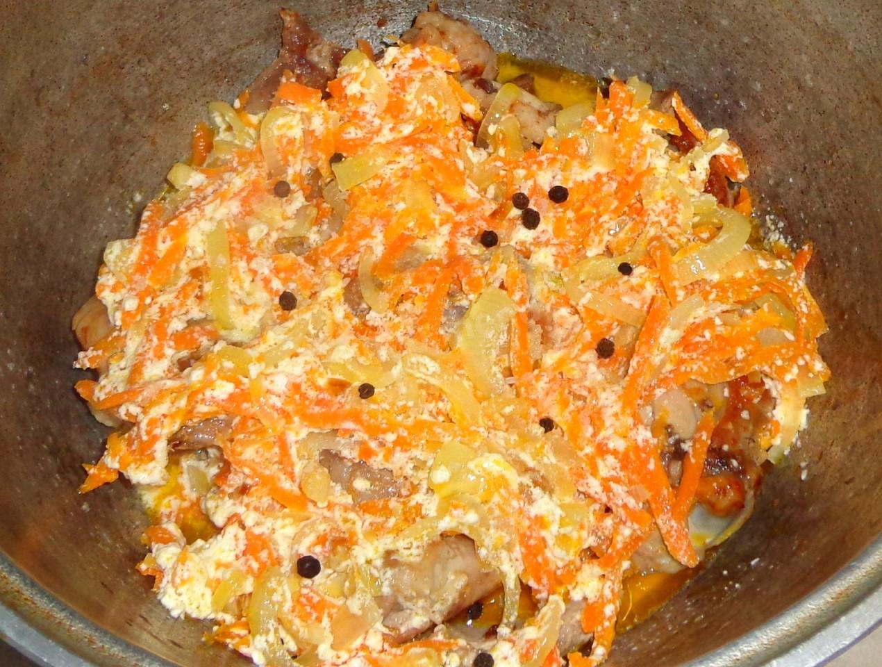 Шаг 9 приготовления Курица тушеная в кастрюле со сметаной и морковью