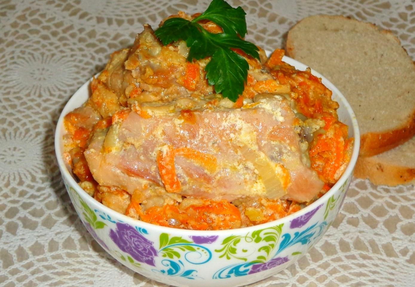 Обложка рецепта Курица тушеная в кастрюле со сметаной и морковью