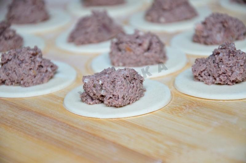Шаг 11 приготовления Вареники с начинкой из мясных субпродуктов на заварном тесте