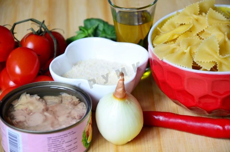 Шаг 1 приготовления Паста с тунцом помидорами черри и базиликом