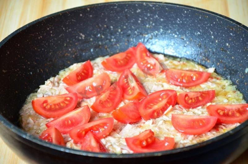 Шаг 5 приготовления Паста с тунцом помидорами черри и базиликом