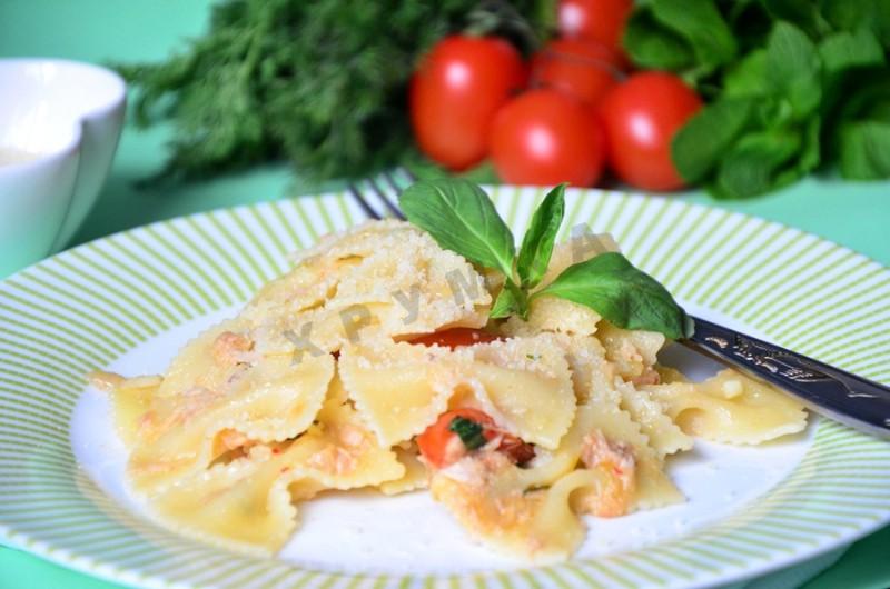Шаг 8 приготовления Паста с тунцом помидорами черри и базиликом