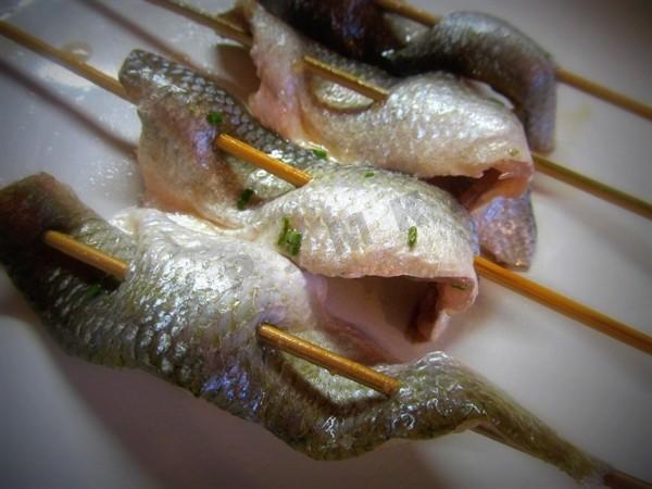Шаг 3 приготовления Шашлычки из рыбы с мёдом и розмарином