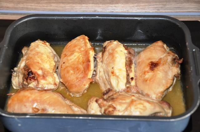 Шаг 10 приготовления Куриная грудка фаршированная мясным фаршем под соусом