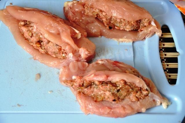 Шаг 6 приготовления Куриная грудка фаршированная мясным фаршем под соусом