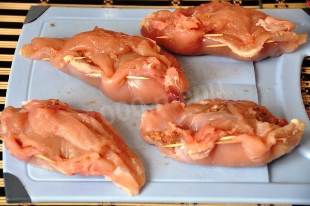 Шаг 7 приготовления Куриная грудка фаршированная мясным фаршем под соусом