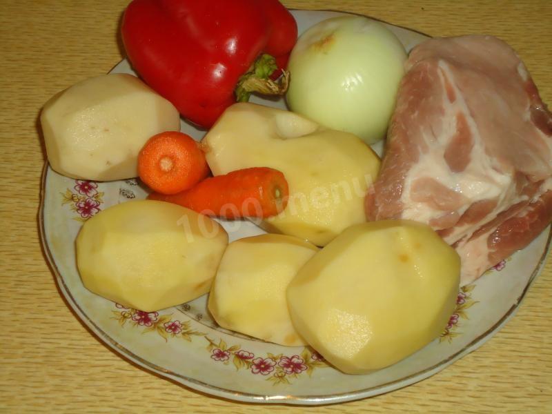 Шаг 1 приготовления Тушеная свинина с картошкой морковкой луком и перцем