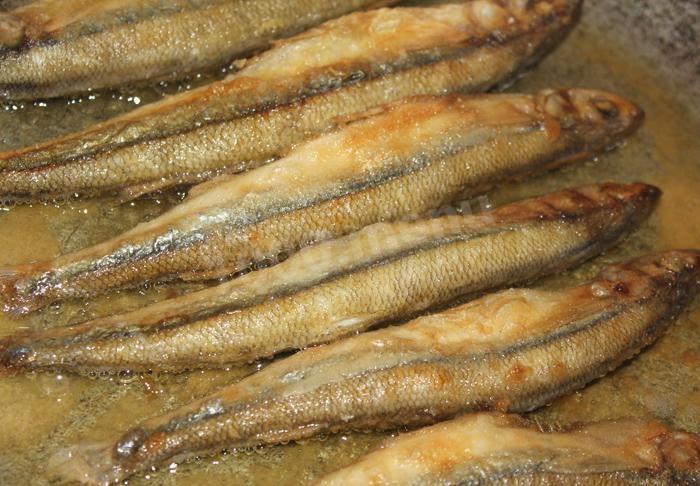 Шаг 5 приготовления Корюшка жареная на растительном масле в яйце и муке