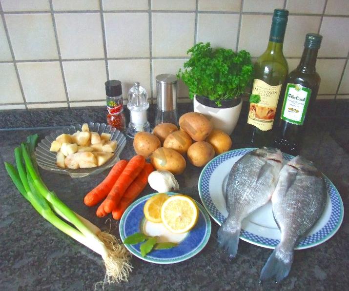 Шаг 1 приготовления Дорада запеченная с картофелем и овощами
