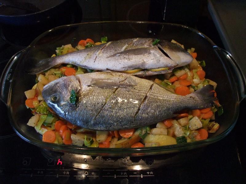 Шаг 13 приготовления Дорада запеченная с картофелем и овощами