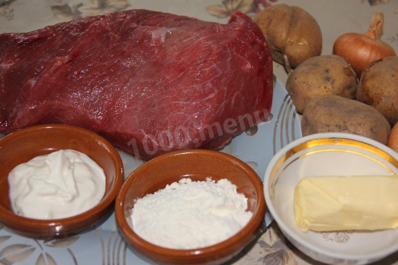 Шаг 1 приготовления Тушеная говядина с картошкой, луком и сметаной