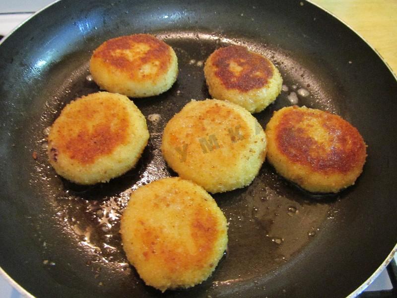 Шаг 14 приготовления Сладкие котлеты на манной каше с изюмом и цитрусовым вкусом