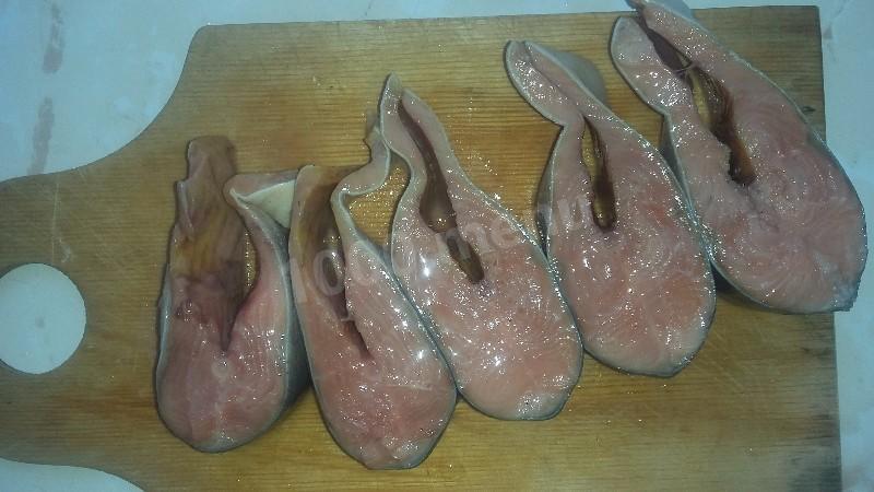 Шаг 2 приготовления Горбуша с капустой и картошкой в духовке