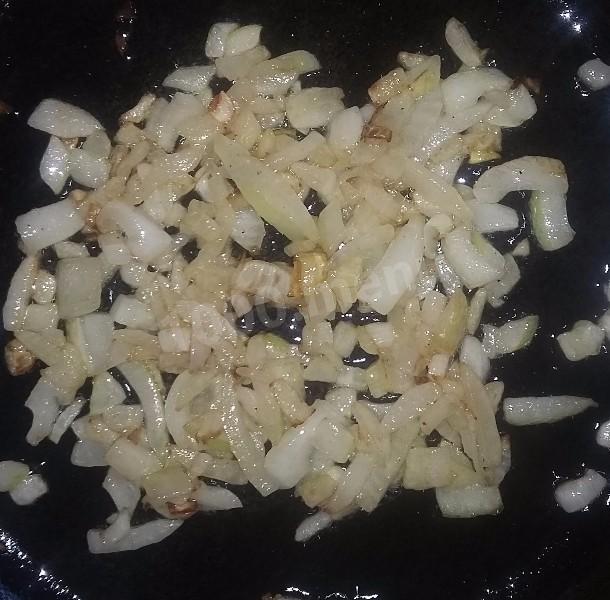 Шаг 4 приготовления Горбуша с капустой и картошкой в духовке
