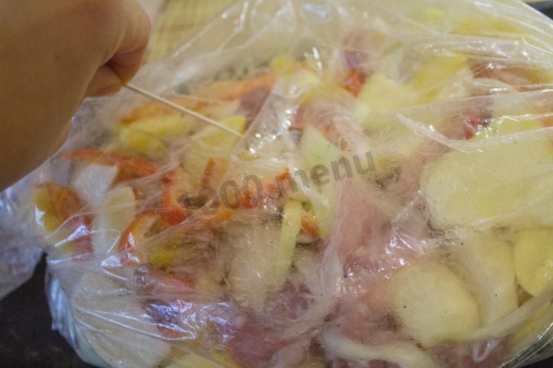Шаг 15 приготовления Свинина с патиссоном картошкой болгарским перцем в рукаве