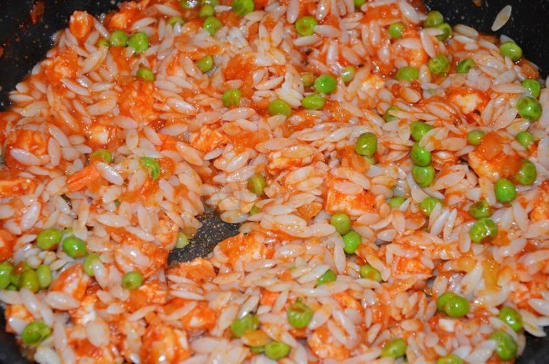Шаг 13 приготовления Паста орзо с креветками и зеленым горошком