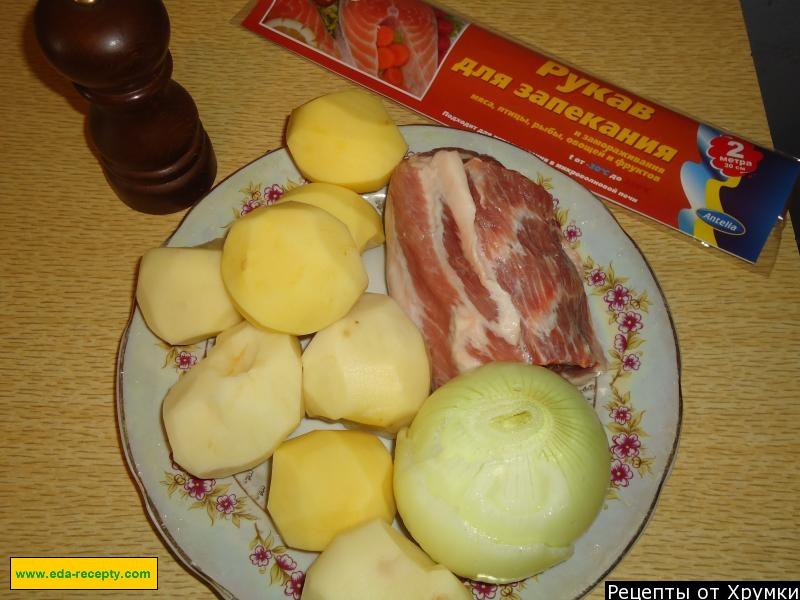 Шаг 1 приготовления Запеченное мясо в рукаве с майонезом, картошкой и луком