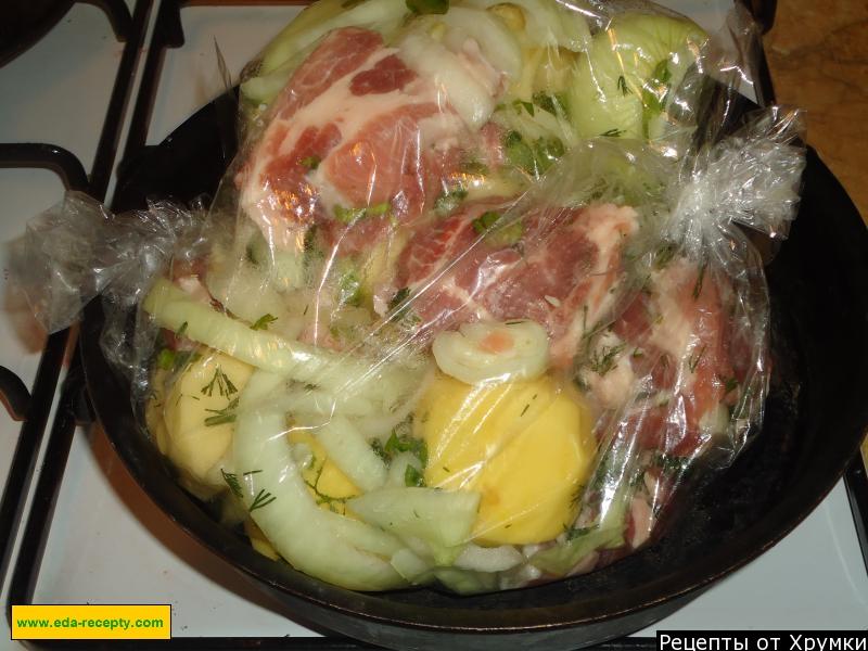 Шаг 4 приготовления Запеченное мясо в рукаве с майонезом, картошкой и луком